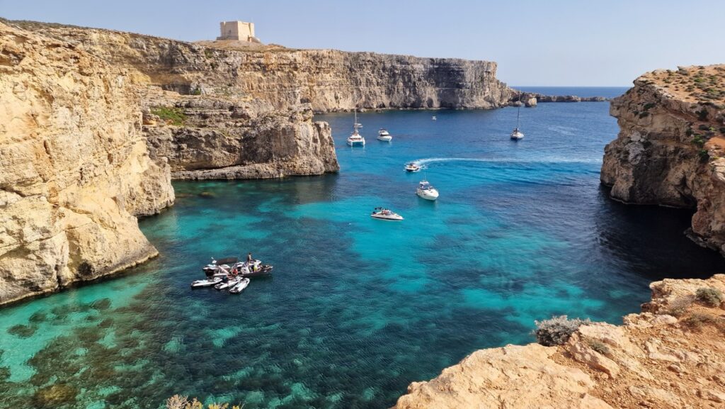 Comino öböl hajókkal