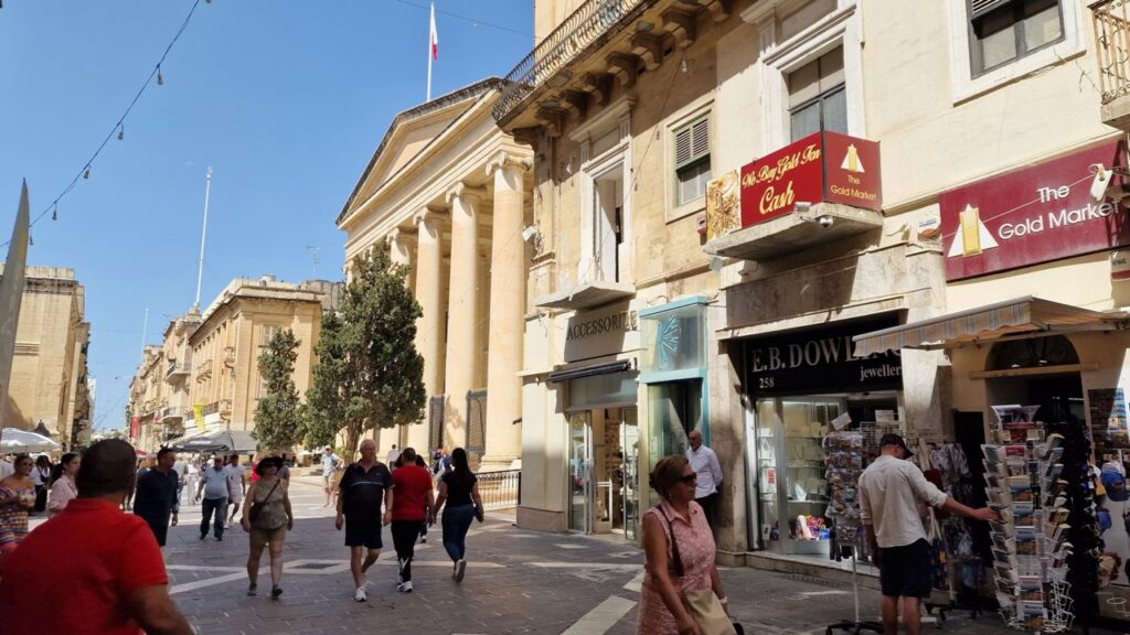 Valletta utcakép járókelőkkel májusban